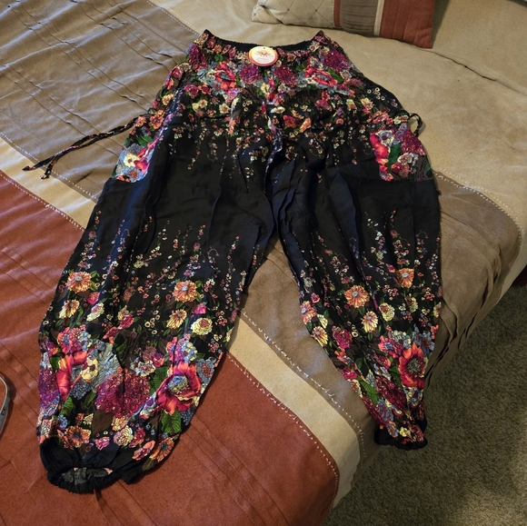 Floral Black Women's Harem Pants with side pockets.  Size Large..NWT - Picture 7 of 11